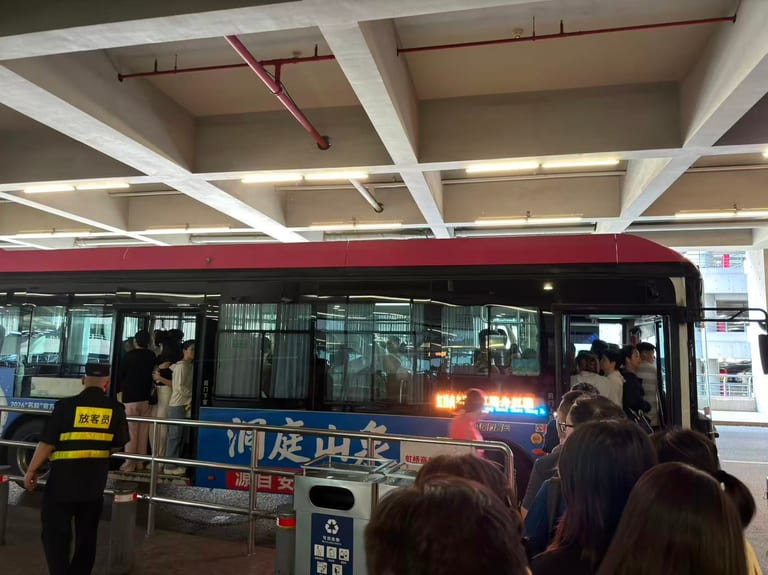 虹桥站台前的等车长队