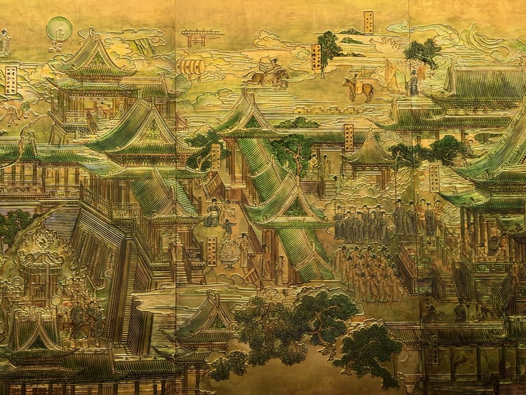 贴金浮雕壁画，主景为绿色琉璃瓦顶建筑群