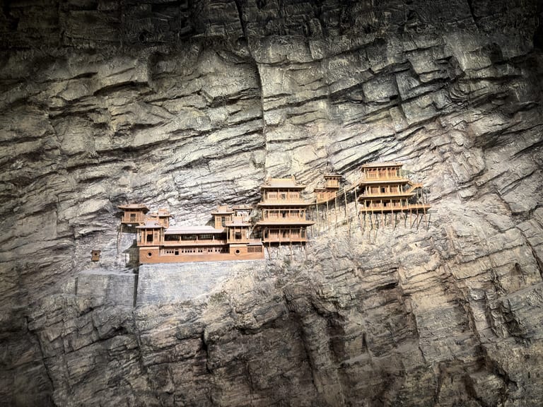 嵌入岩壁凹陷的悬空寺木构建筑群微缩模型