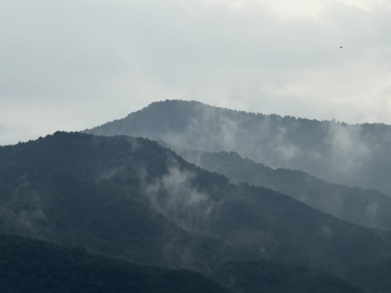 远山云雾山脊若隐若现