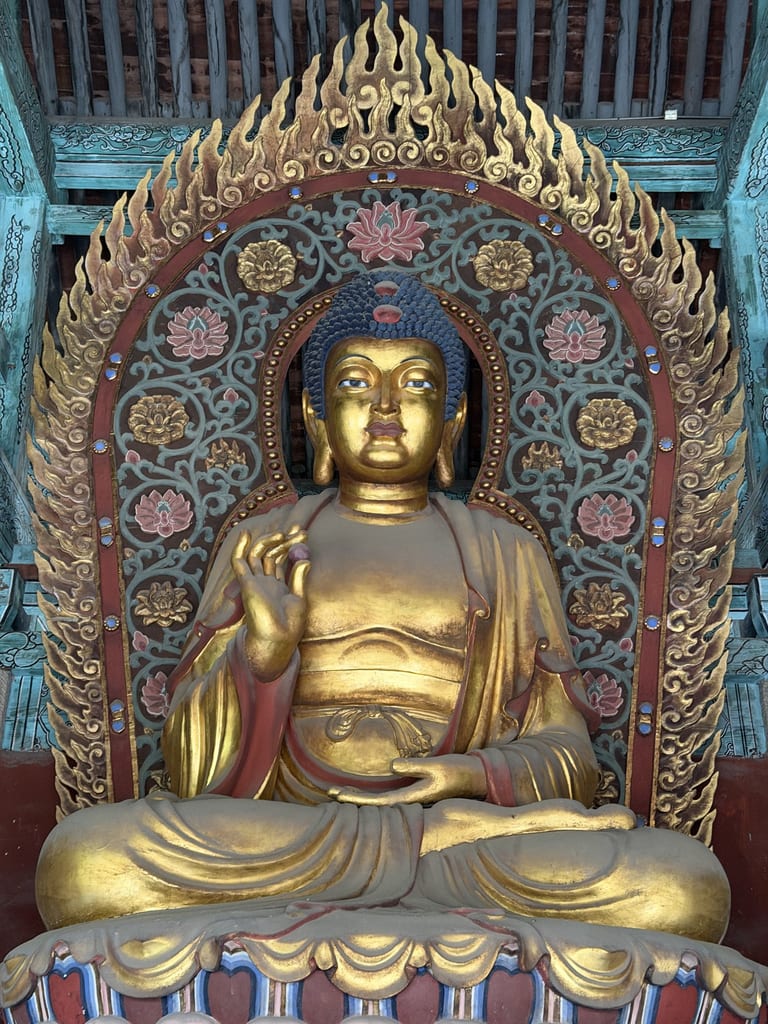室内唐风金身佛像