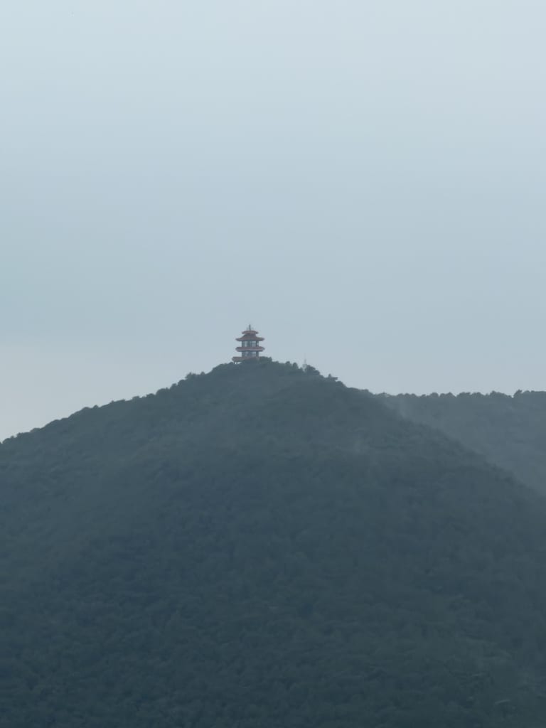雾中天龙山顶楼阁