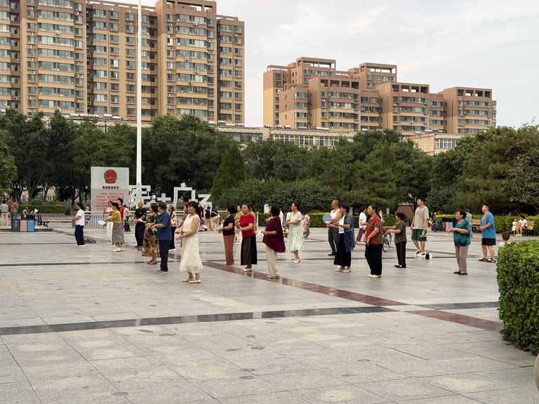 汾阳傍晚的居民广场