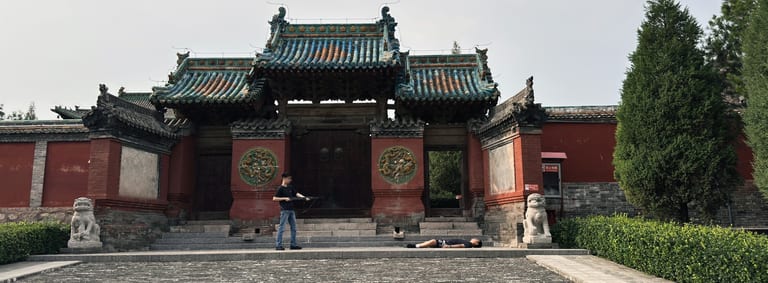 用五块钱租的道具枪,我们轮流扛着走向观门