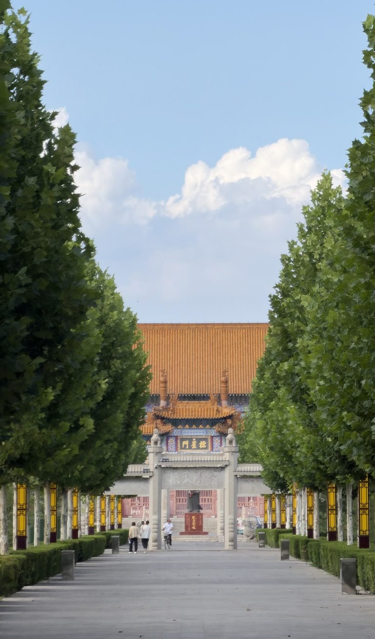 棂星门远景——文峰塔前的入口
