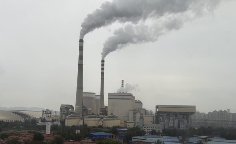 进入大同前路过的燃煤热电厂，红白条纹烟囱正向天空排放灰白色烟雾