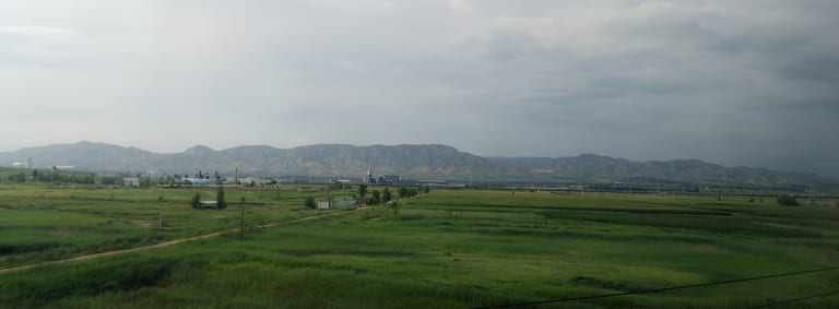 途经泥河村（地名存疑），远山轮廓清晰可见但天空没有明显的低垂云雾