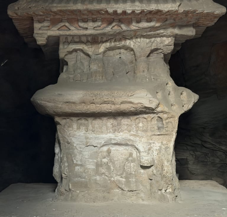 二窟中心石塔,四层檐顶,塔身刻满佛龛