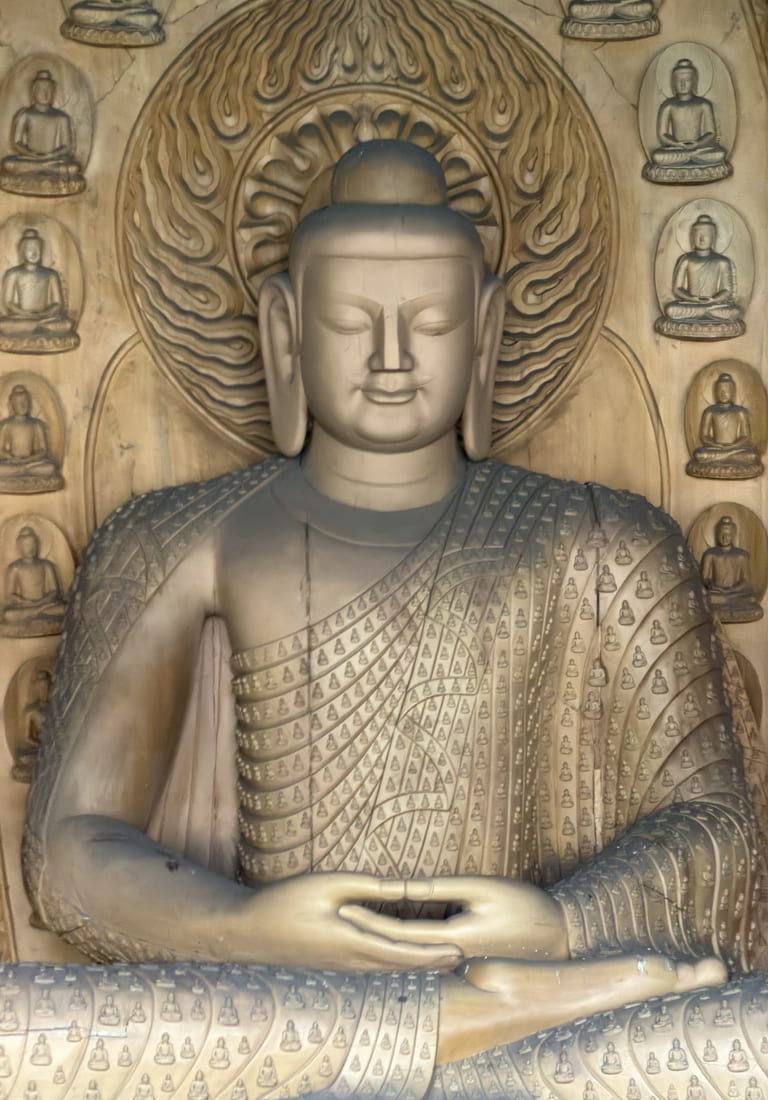 灵岩寺内新塑的白石佛像,衣纹细密,背后与两侧布列小佛龛,色泽明亮无风化