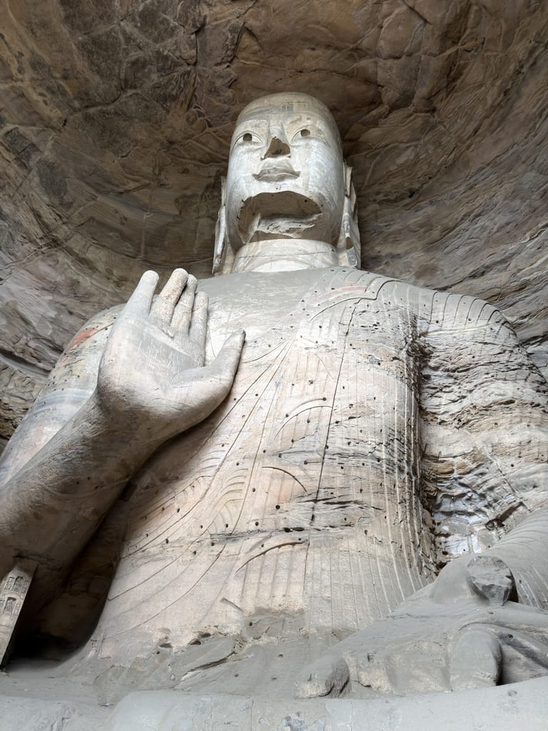 第十九窟仰视,右手举于胸前作施无畏印,掌纹清晰